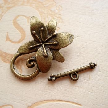 LILY FLOWER TOGGLE CLASP SET